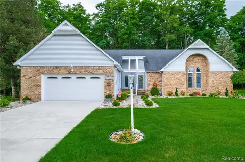 1109 S Lake Valley Dr, Fenton, MI 48430