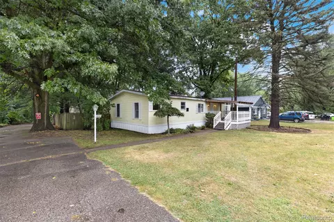 8305 Donna Lou Dr, Brighton, MI 48114