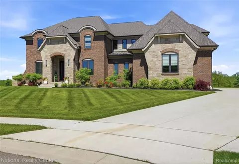 3142 Holburn Ct, Oakland, MI 48363