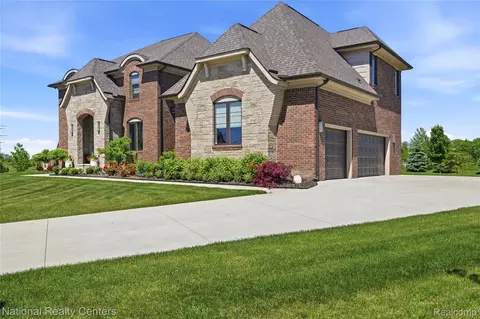 3142 Holburn Ct, Oakland, MI 48363