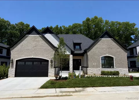 530 Maplehill Rd, Rochester Hills, MI 48306