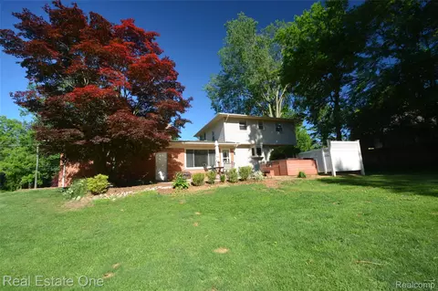 615 Willard Ave, Rochester Hills, MI 48307