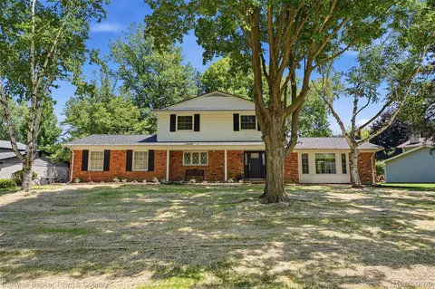 4301 Macqueen Dr, West Bloomfield, MI 48323