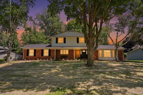 4301 Macqueen Dr, West Bloomfield, MI 48323