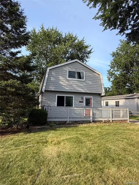 6798 Saline Dr, Waterford, MI 48329