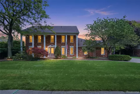 46884 Ben Franklin Dr, Shelby Township, MI 48315