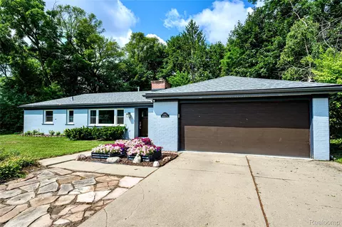 31165 Sheridan Dr, Beverly Hills, MI 48025