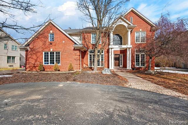 5874 Orchard Woods Dr, West Bloomfield, MI 48324