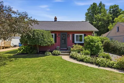 4035 Island Park Dr, Waterford, MI 48329