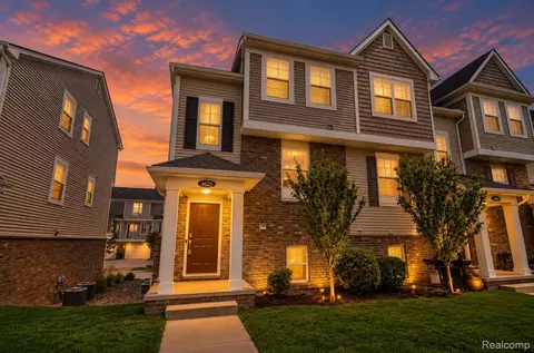 4625 Bradley Cir, Troy, MI 48085