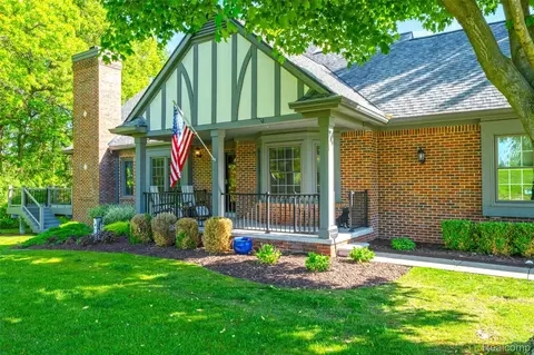 156 Sandhills Ln, Lake Orion, MI 48362