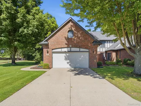 156 Sandhills Ln, Lake Orion, MI 48362