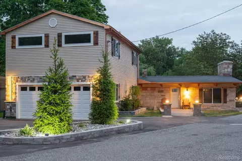 375 Lamothe Dr, Waterford, MI 48327