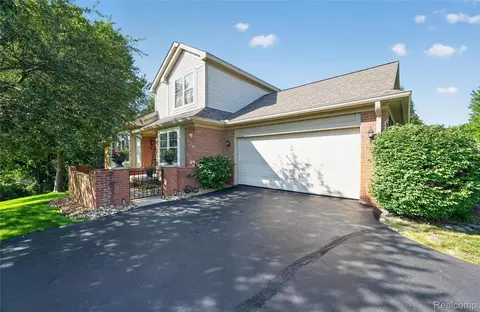 10301 Golfside Dr, Grand Blanc, MI 48439