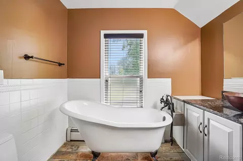 Bath - 7286 Ormond Rd, Springfield, MI 48350 photo 3 of 5