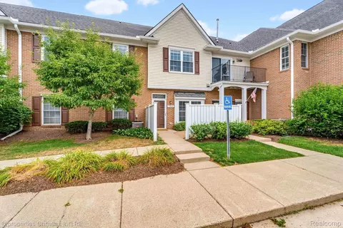 730 Amberly Dr, Waterford, MI 48328