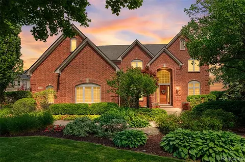 10763 Stoney Point Dr, Green Oak, MI 48178