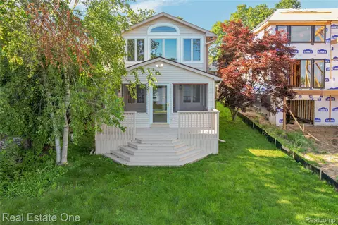 9047 Gale Rd, White Lake, MI 48386