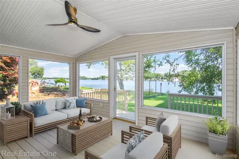 9047 Gale Rd, White Lake, MI 48386