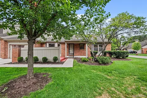 7140 Green Farm Rd, West Bloomfield, MI 48322