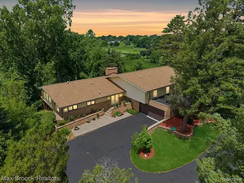 1808 Moors Ct, Bloomfield Hills, MI 48302