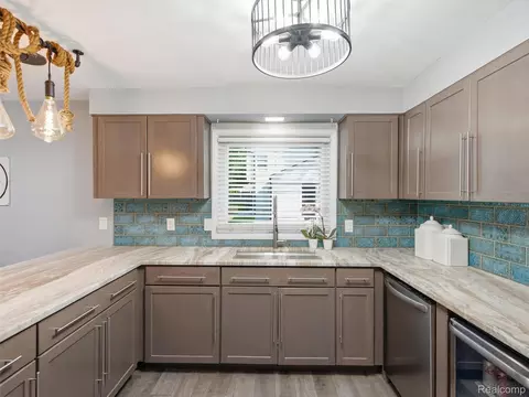 Kitchen - 3405 Upton Dr, Troy, MI 48084 photo 4 of 6