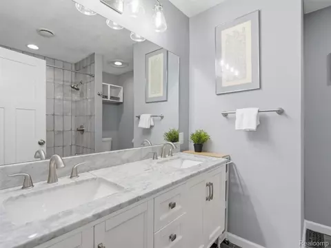 Bath - 3405 Upton Dr, Troy, MI 48084 photo 3 of 5