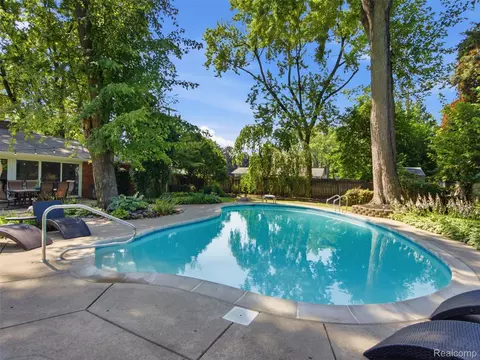 Exterior - 3405 Upton Dr, Troy, MI 48084 photo 6 of 25