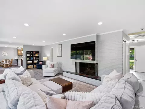 Living - 3405 Upton Dr, Troy, MI 48084 photo 1 of 10