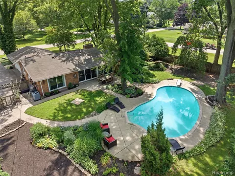 Exterior - 3405 Upton Dr, Troy, MI 48084 photo 2 of 25