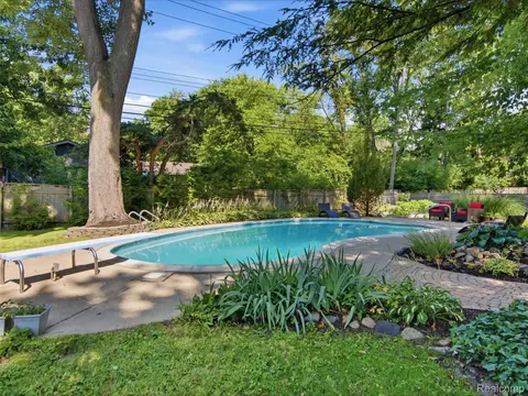 Exterior - 3405 Upton Dr, Troy, MI 48084 photo 4 of 25