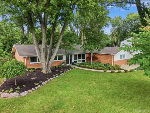 Exterior - 3405 Upton Dr, Troy, MI 48084 photo 18 of 25