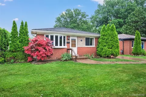 21731 Raymond St, Saint Clair Shores, MI 48082