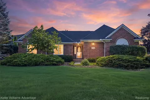 9722 Sunnywood Trl, Green Oak, MI 48178