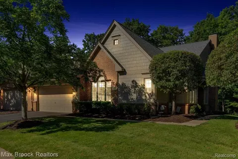 7330 Crackling Creek Cir #4, West Bloomfield, MI 48322