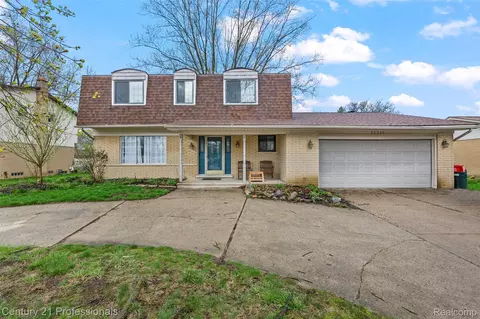 39349 Cadborough Dr, Clinton Township, MI 48038