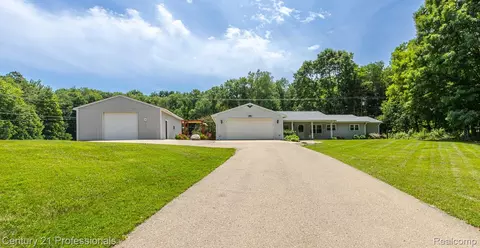 1790 Kent Rd, Brandon, MI 48462