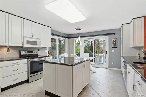 Kitchen - 3410 Benstein Rd, Commerce, MI 48382 photo 2 of 3