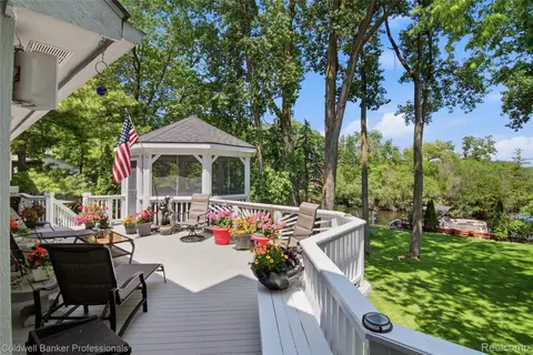 Exterior - 3410 Benstein Rd, Commerce, MI 48382 photo 6 of 15