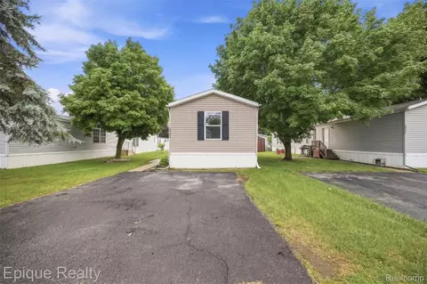 48580 Pineview Dr, Shelby Township, MI 48317