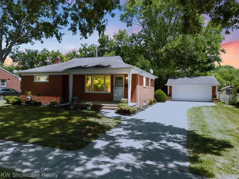 9370 Gillman St, Livonia, MI 48150