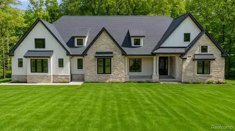 7509 Maple Ridge Dr, Independence, MI 48346