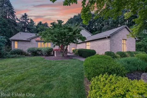 3400 Wedgewood Dr, Rochester Hills, MI 48306