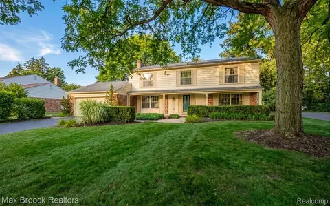 30830 Lincolnshire E, Beverly Hills, MI 48025