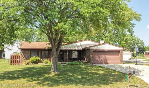 5245 Spinning Wheel Dr, Grand Blanc, MI 48439