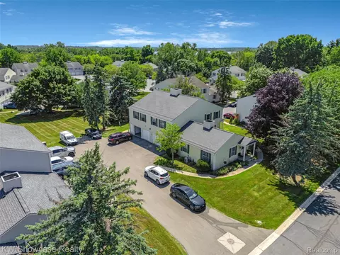 1424 Harbor Dr, Walled Lake, MI 48390