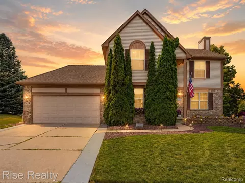 8324 Sherwood Dr, Grand Blanc, MI 48439