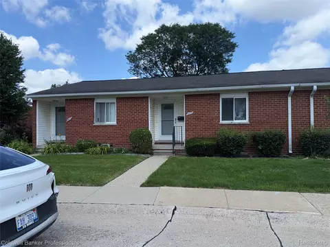 8689 Sterling St, Center Line, MI 48015