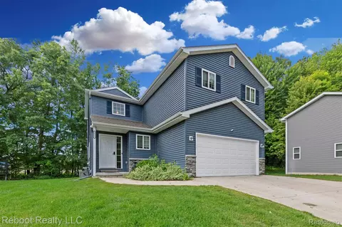 6555 Skylar Ln, Waterford, MI 48327