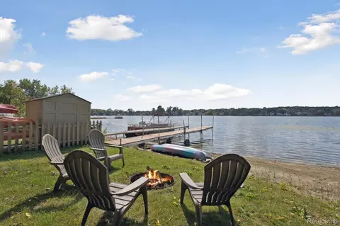 4475 Harp Dr, Fenton, MI 48451